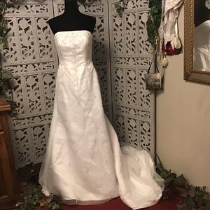 💞HOST PICK💞 OLEG CASSINI GORGEOUS WHITE BEADED STRAPLESS WEDDING DRESS GOWN
